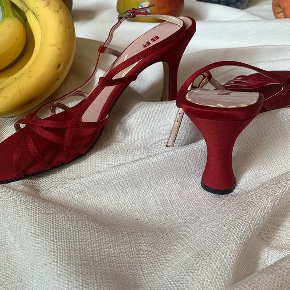 VINTAGE RED STRAPPY HEELS - Picture 4 of 4